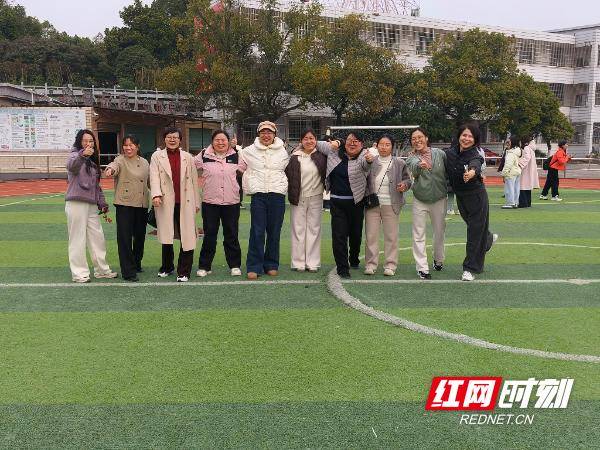 永州市第十中学举行三八妇女节趣味足球点球大赛